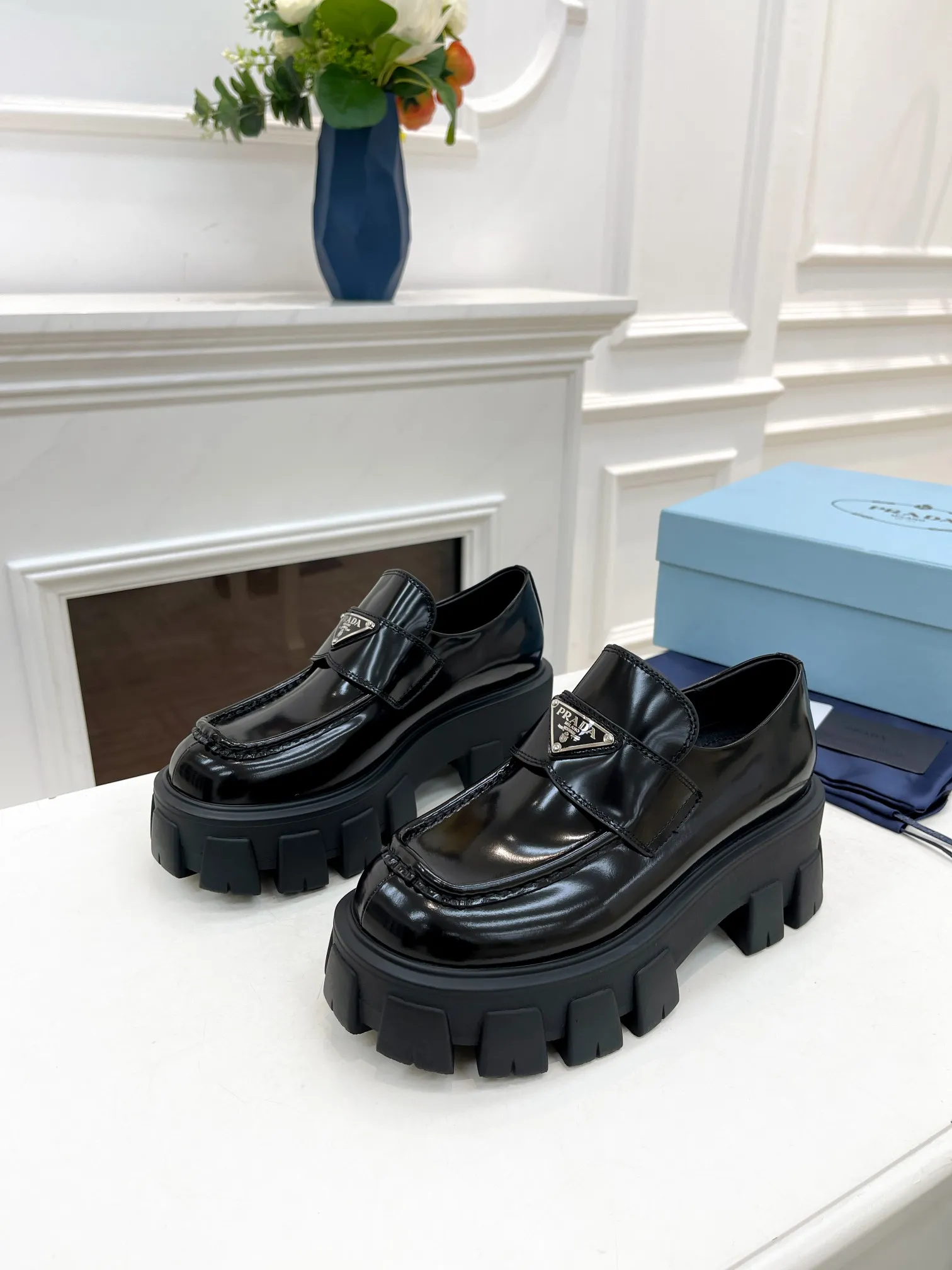 👟👟Ex-factory price 480👟👟 PRADA Prada loafers are now available! Top version! ! Copy the original! All sides are oily! Has a high-end temperament! Fabric: Grade A open-edge beaded cowhide. Buckle: Original board molded, never deformed. Lining: Silk cowhide, soft and smooth. Feet: Silk cowhide comfortable. Number of yards: 35-40.